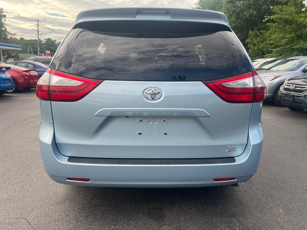 2015 Toyota Sienna Image 4