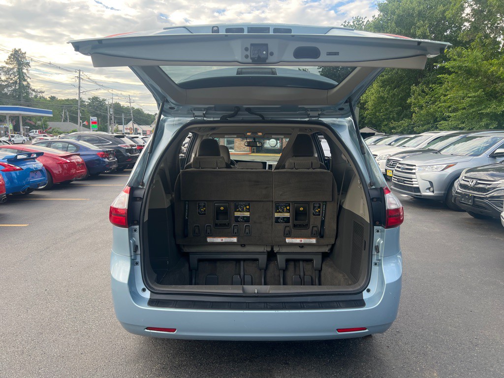 2015 Toyota Sienna Image 5