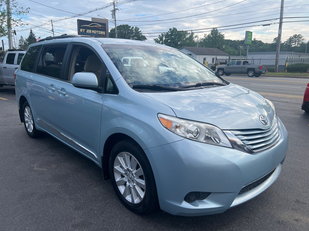 2015 Toyota Sienna Image 7