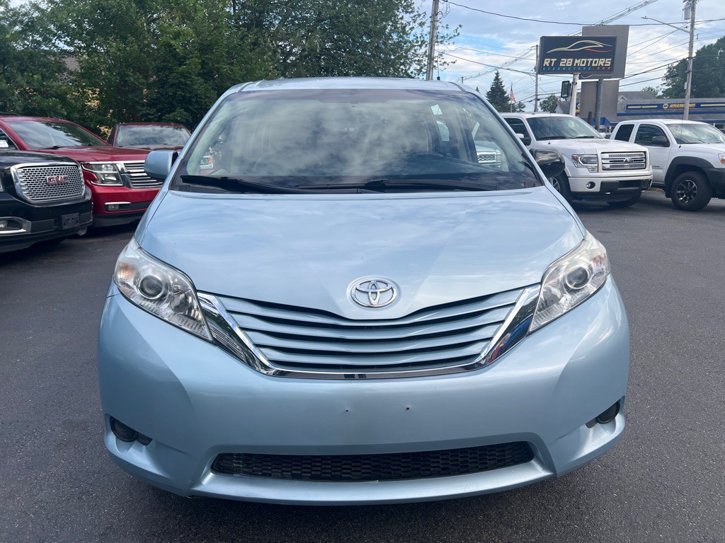 2015 Toyota Sienna Image 9