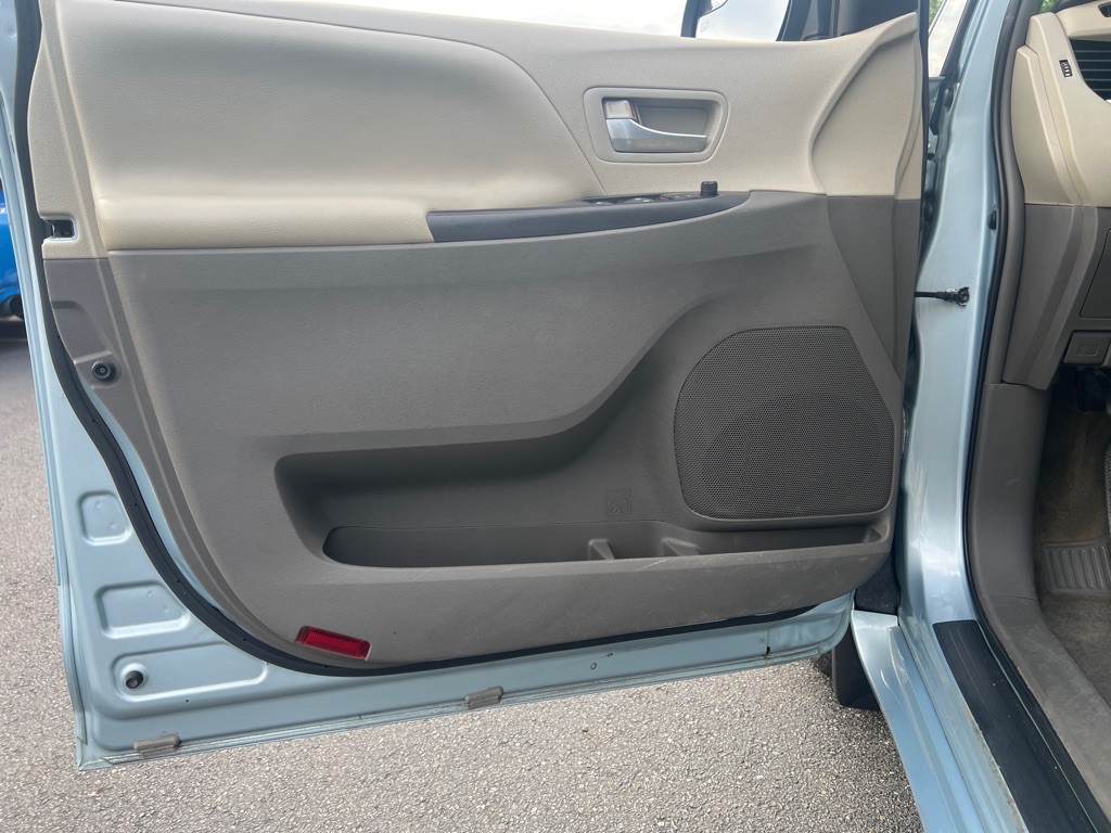 2015 Toyota Sienna Image 10