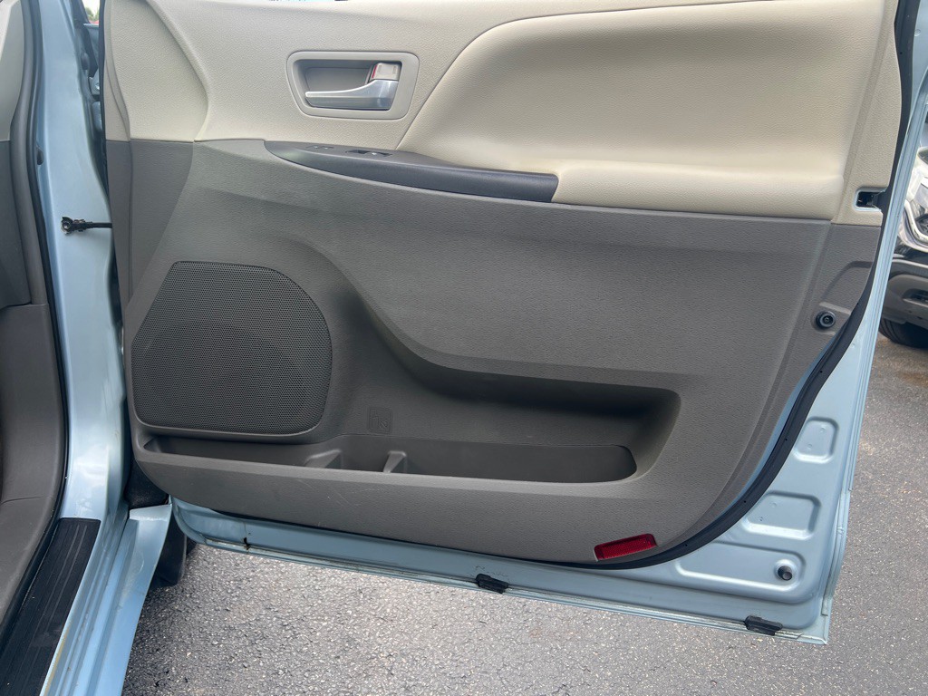 2015 Toyota Sienna Image 11