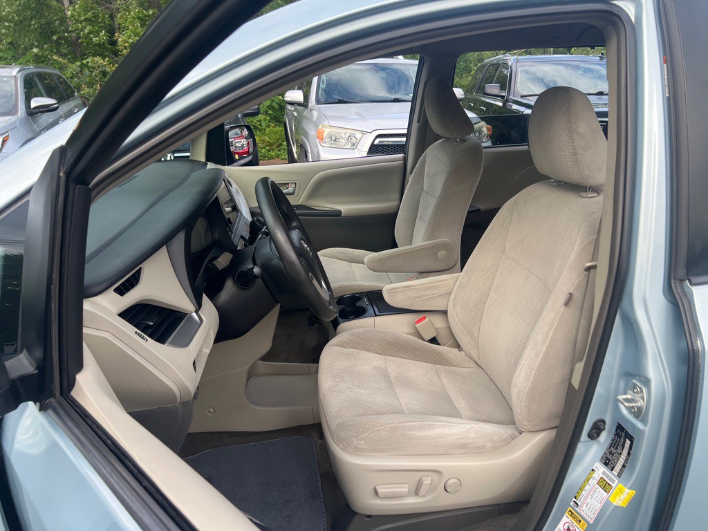 2015 Toyota Sienna Image 12