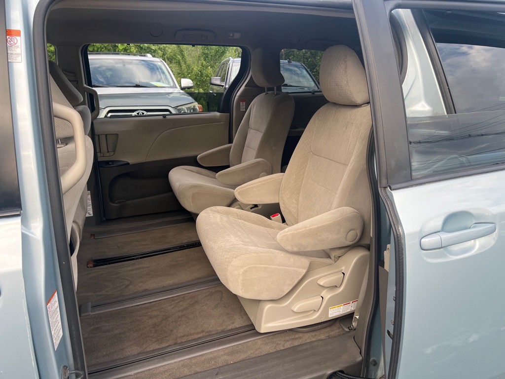 2015 Toyota Sienna Image 13