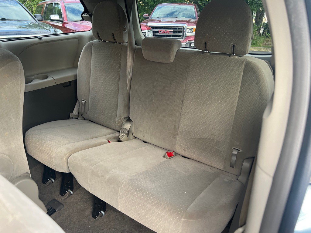 2015 Toyota Sienna Image 14