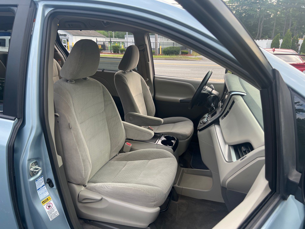 2015 Toyota Sienna Image 15