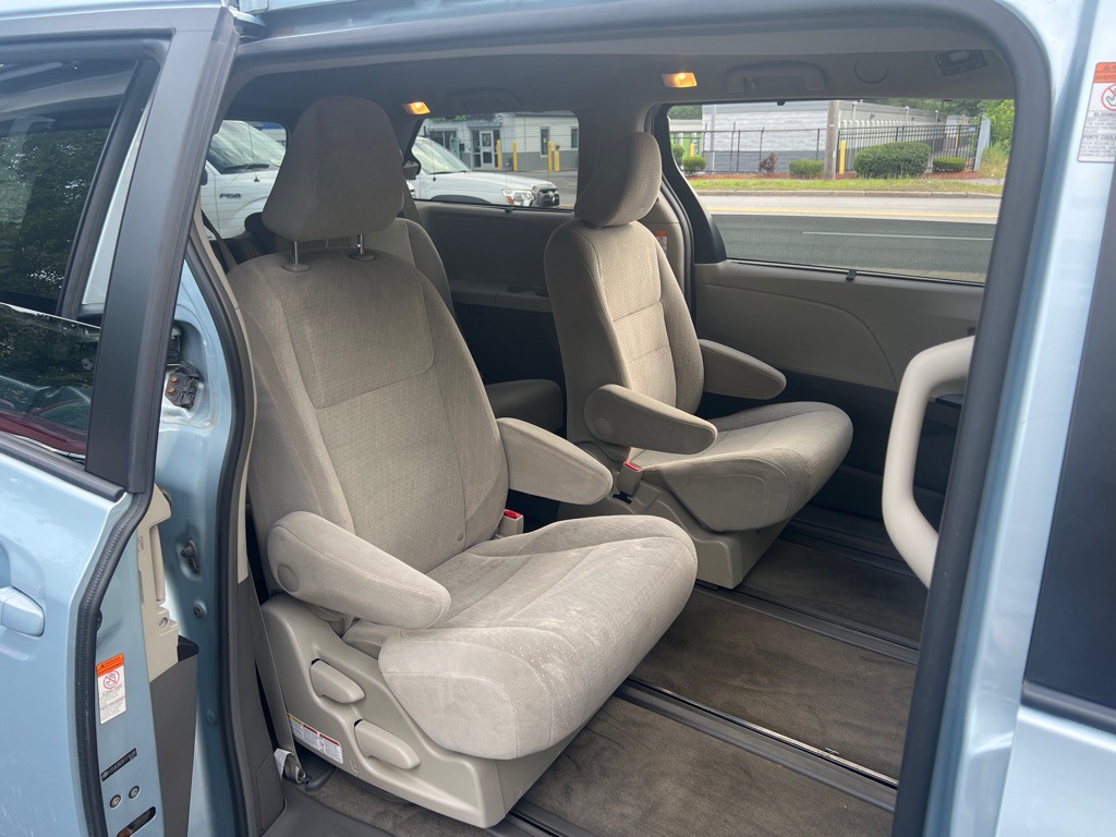 2015 Toyota Sienna Image 16
