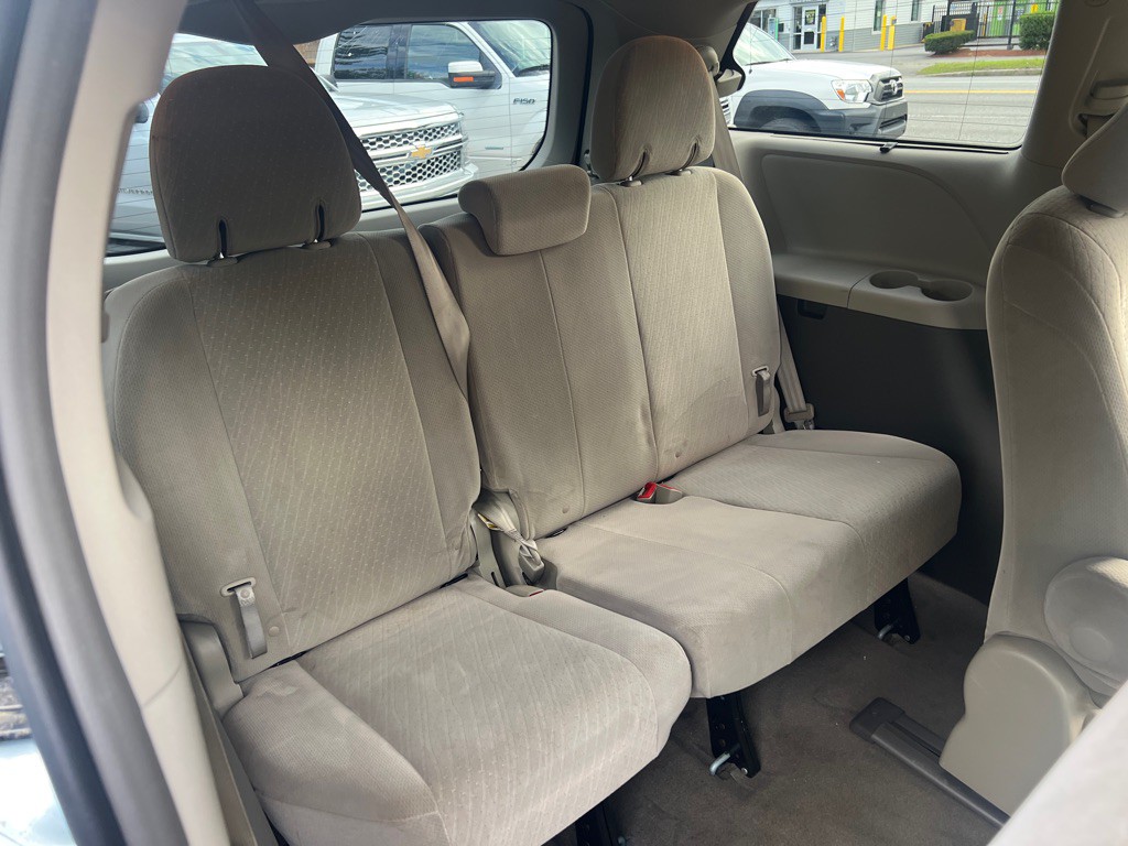2015 Toyota Sienna Image 17