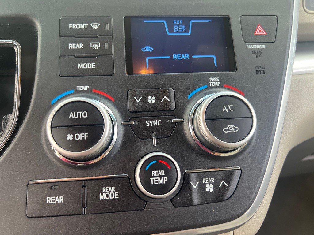2015 Toyota Sienna Image 25