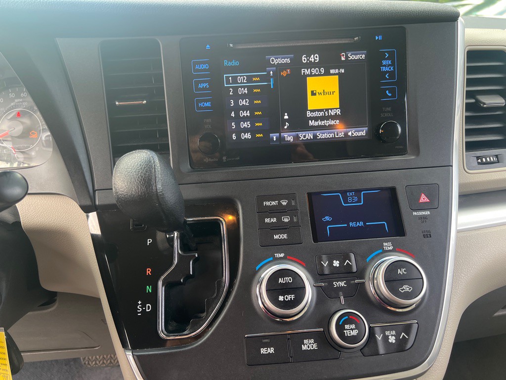 2015 Toyota Sienna Image 26