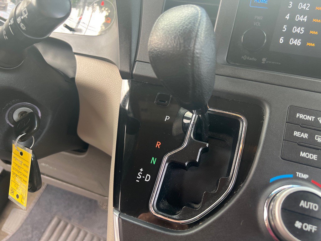 2015 Toyota Sienna Image 27