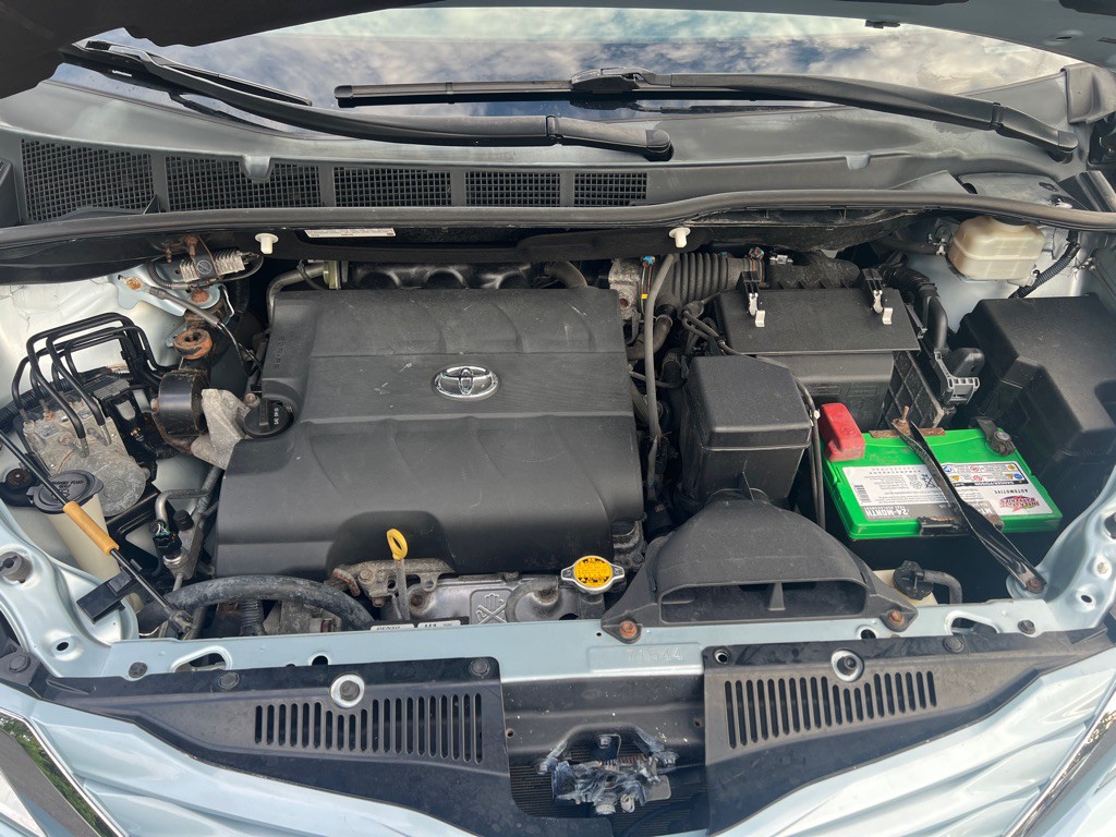 2015 Toyota Sienna Image 32