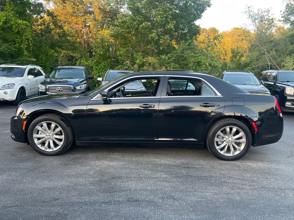 2015 Chrysler 300 Image 2