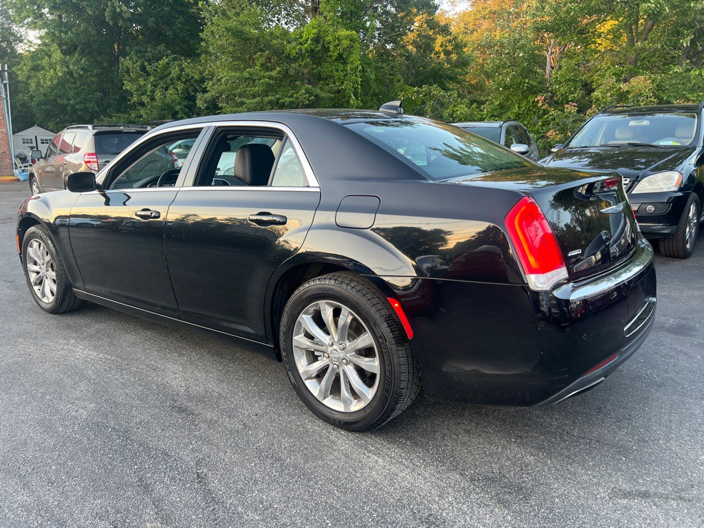 2015 Chrysler 300 Image 3