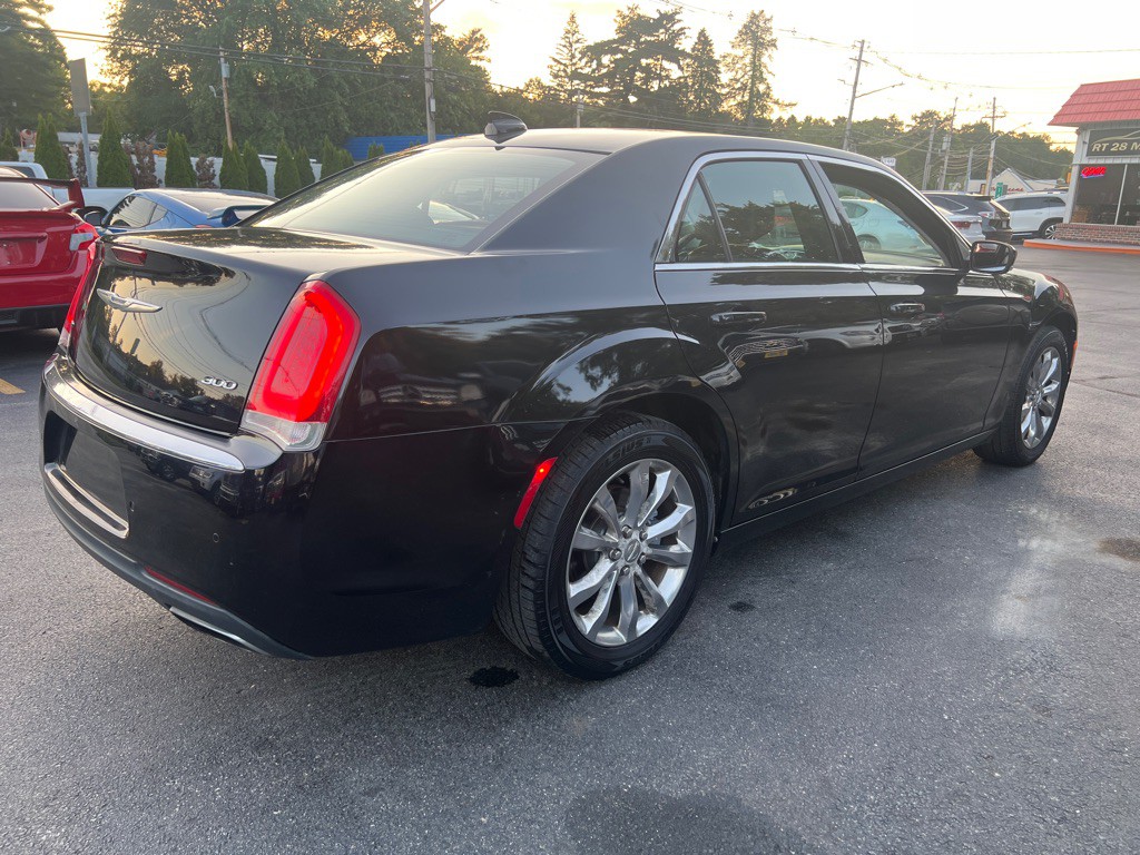 2015 Chrysler 300 Image 7