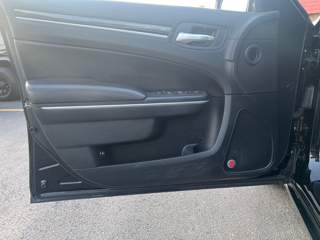 2015 Chrysler 300 Image 8