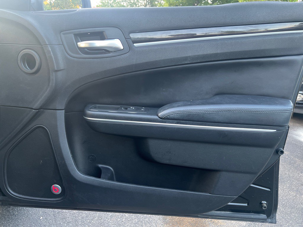 2015 Chrysler 300 Image 10