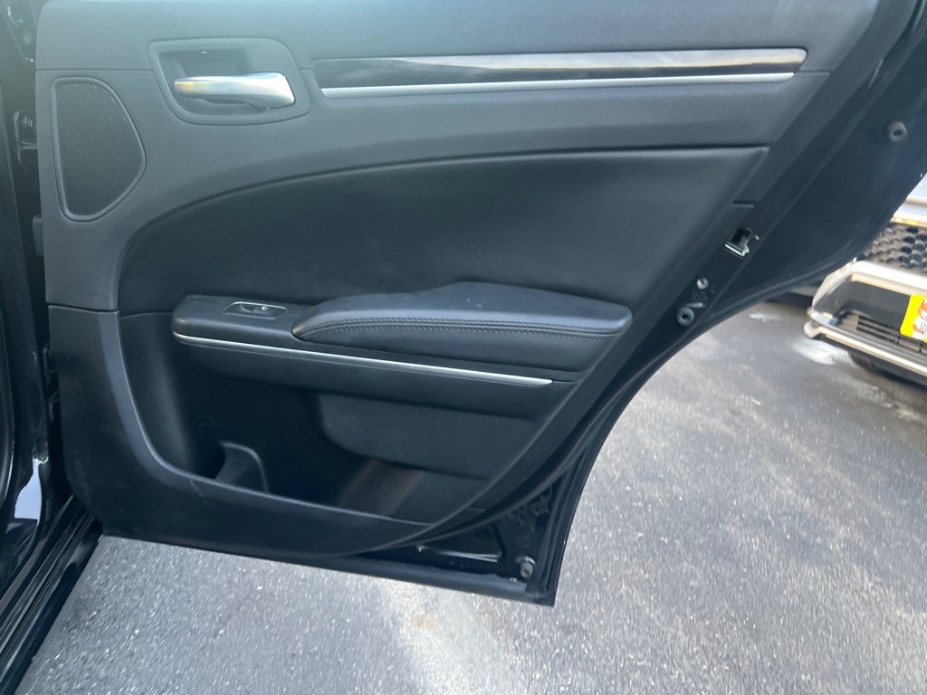 2015 Chrysler 300 Image 11