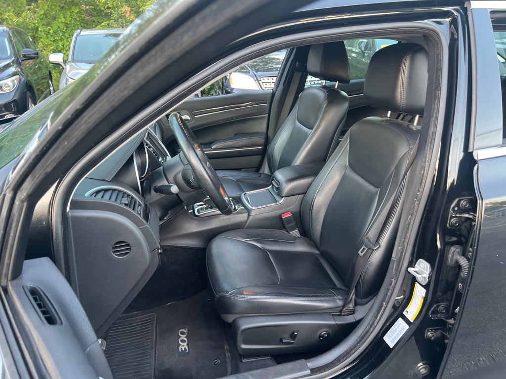 2015 Chrysler 300 Image 12
