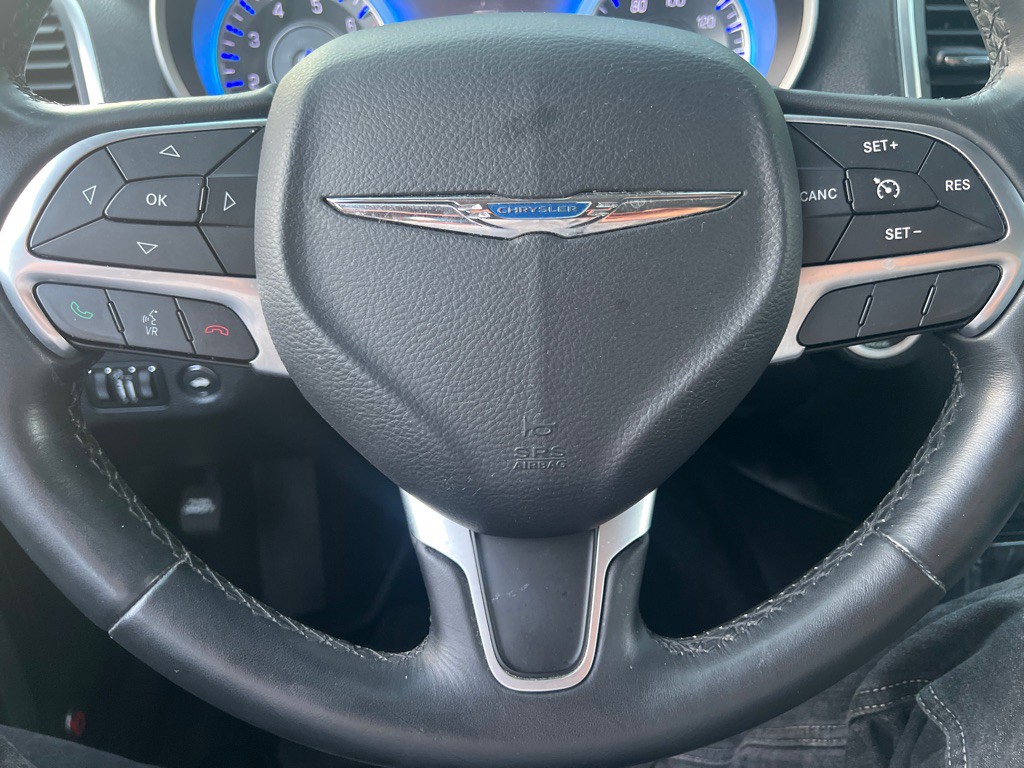 2015 Chrysler 300 Image 17