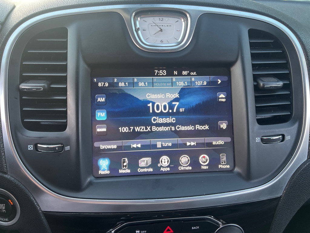 2015 Chrysler 300 Image 26