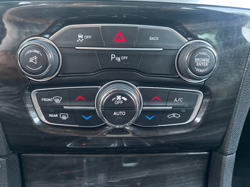 2015 Chrysler 300 Image 29