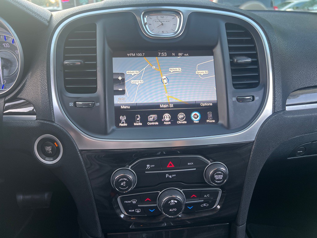 2015 Chrysler 300 Image 30