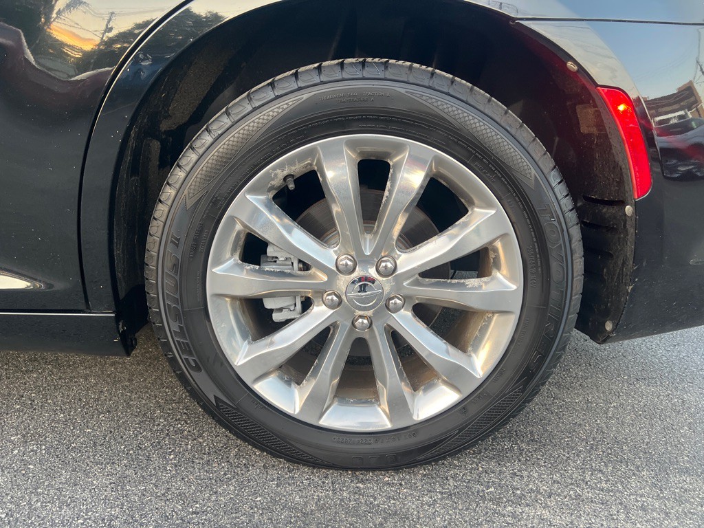 2015 Chrysler 300 Image 32