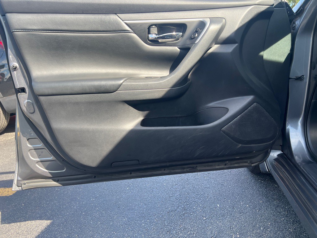 2016 Nissan Altima Image 9