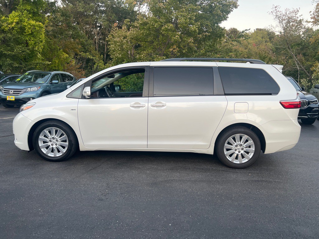2016 Toyota Sienna Image 2