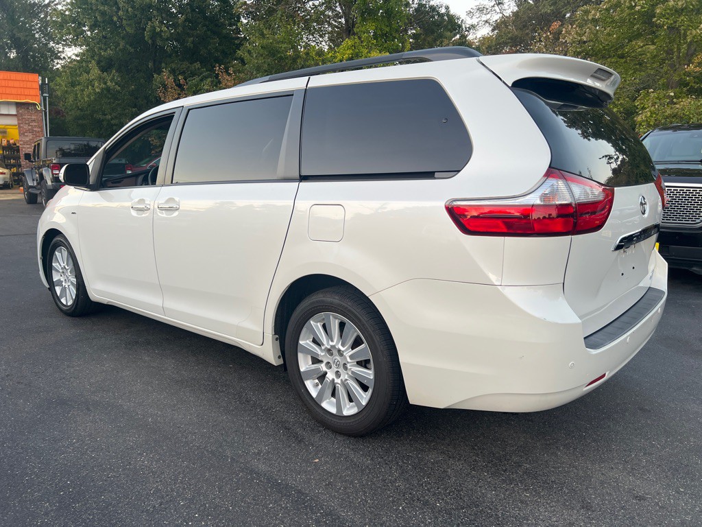 2016 Toyota Sienna Image 3