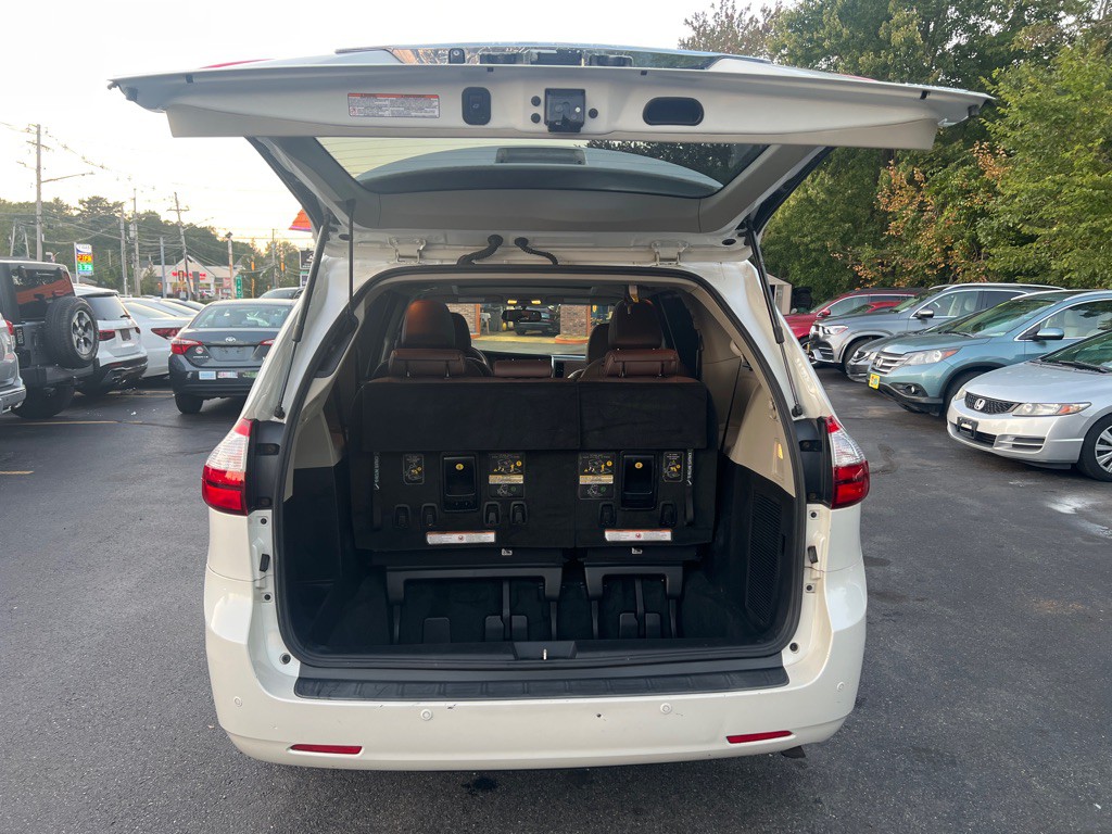 2016 Toyota Sienna Image 5