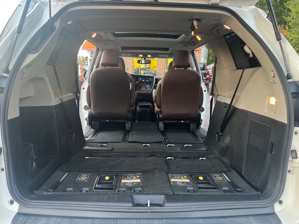 2016 Toyota Sienna Image 6