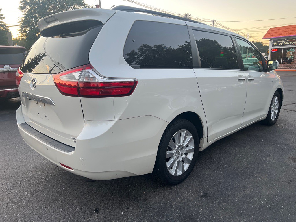 2016 Toyota Sienna Image 9
