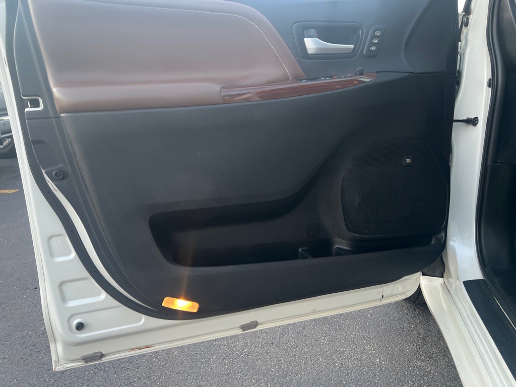 2016 Toyota Sienna Image 11