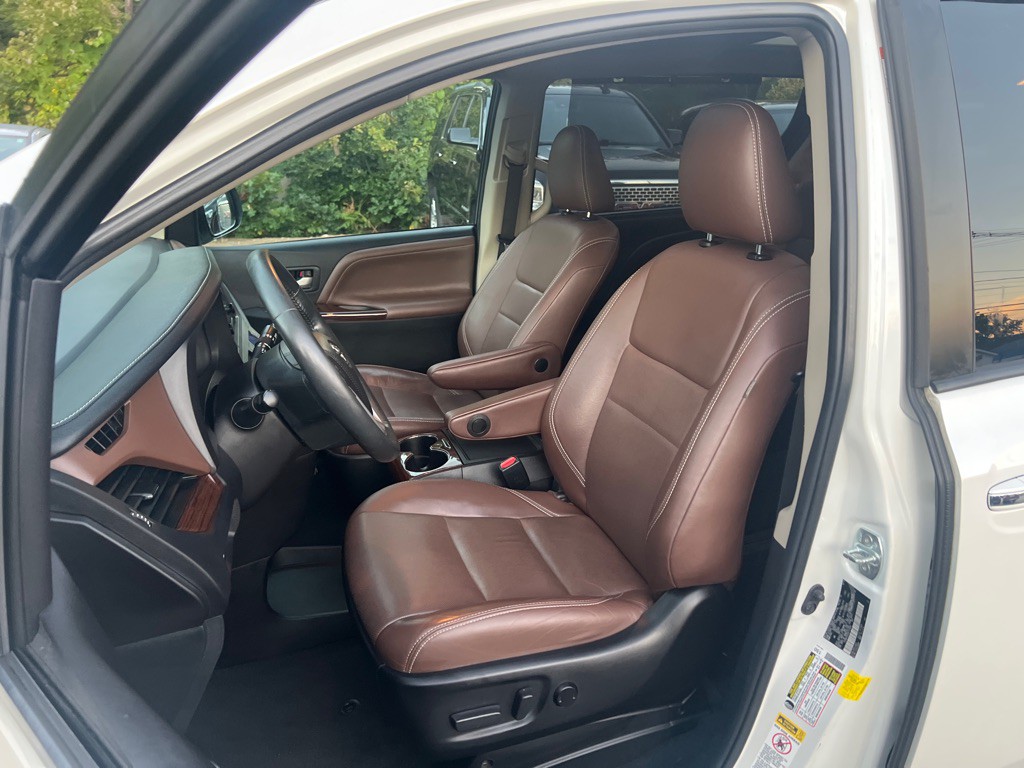 2016 Toyota Sienna Image 12