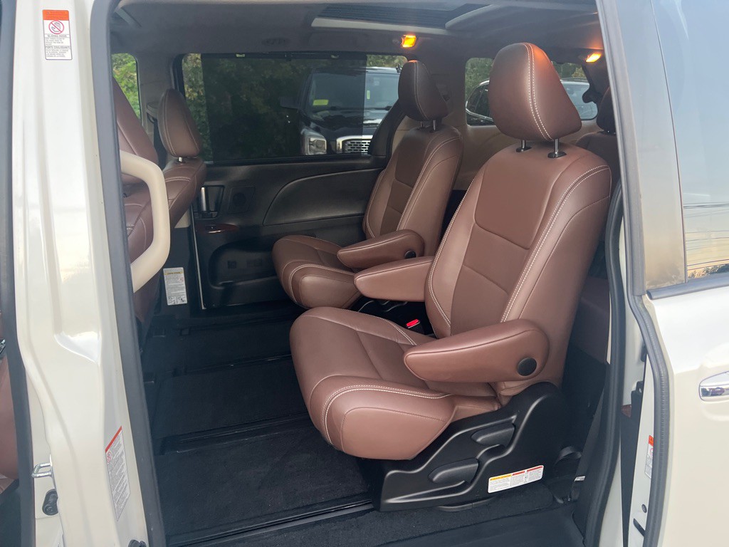 2016 Toyota Sienna Image 13