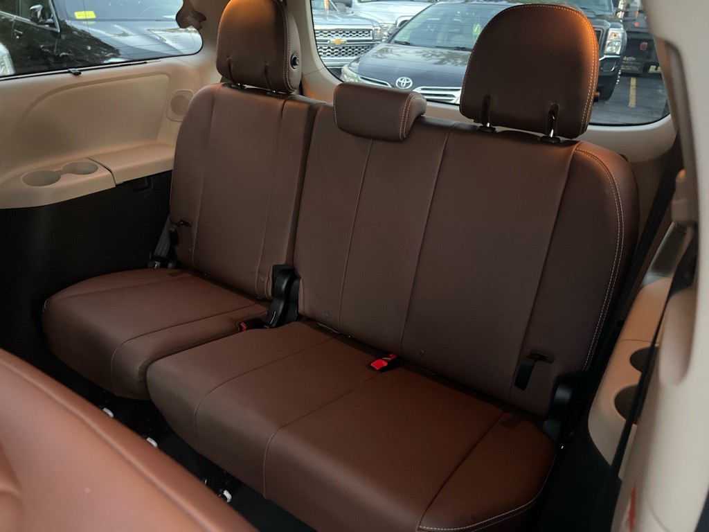 2016 Toyota Sienna Image 14