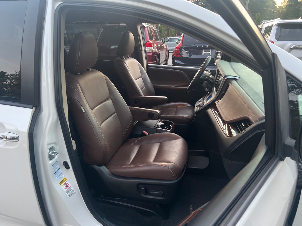 2016 Toyota Sienna Image 15