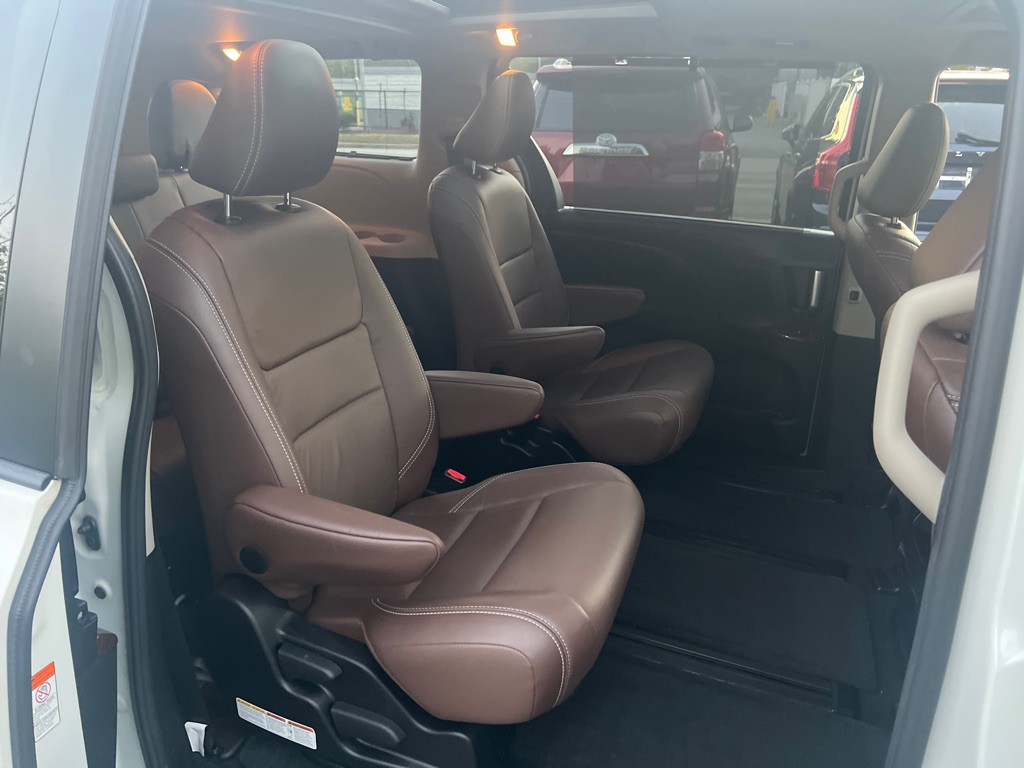 2016 Toyota Sienna Image 16
