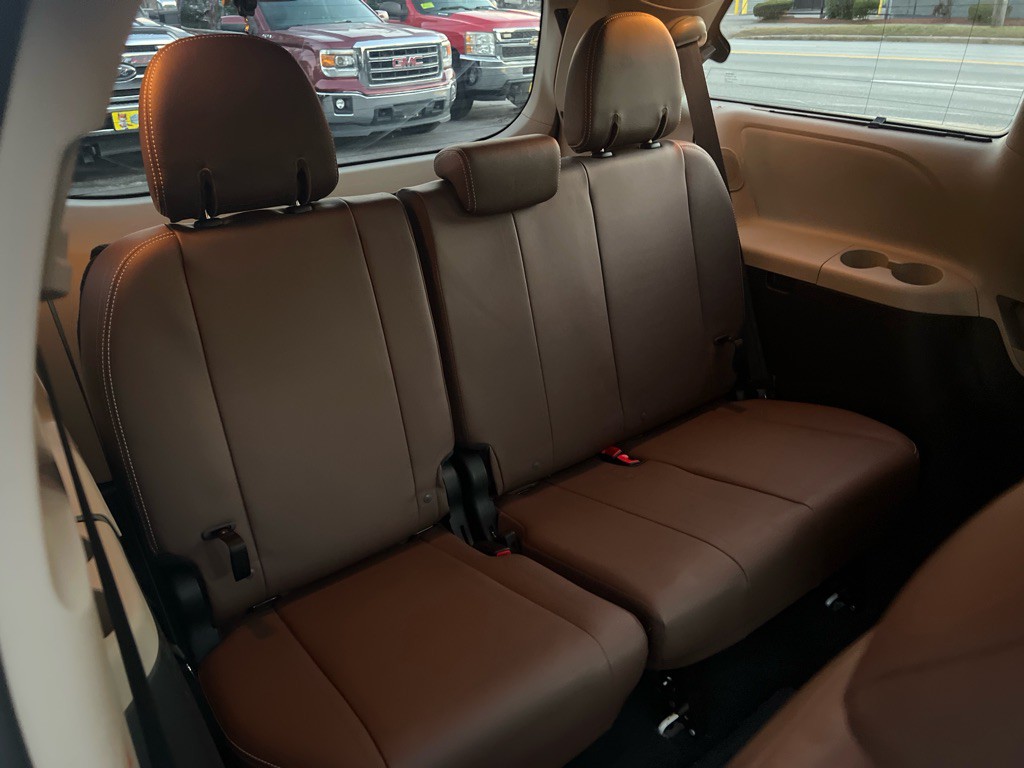 2016 Toyota Sienna Image 17
