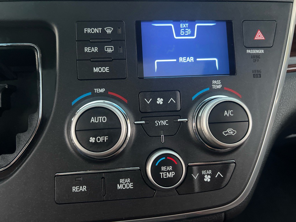 2016 Toyota Sienna Image 25