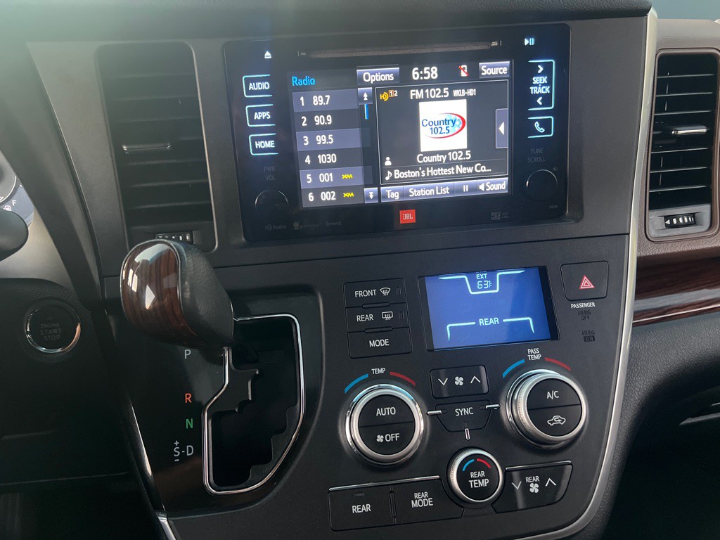 2016 Toyota Sienna Image 27