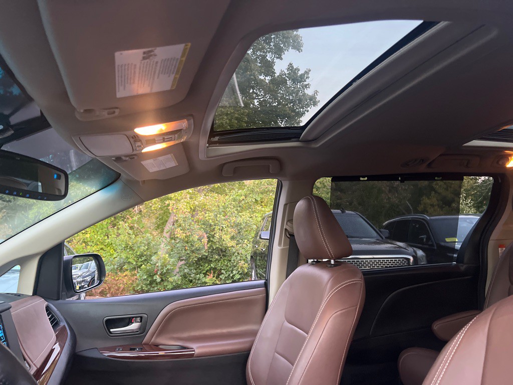 2016 Toyota Sienna Image 30