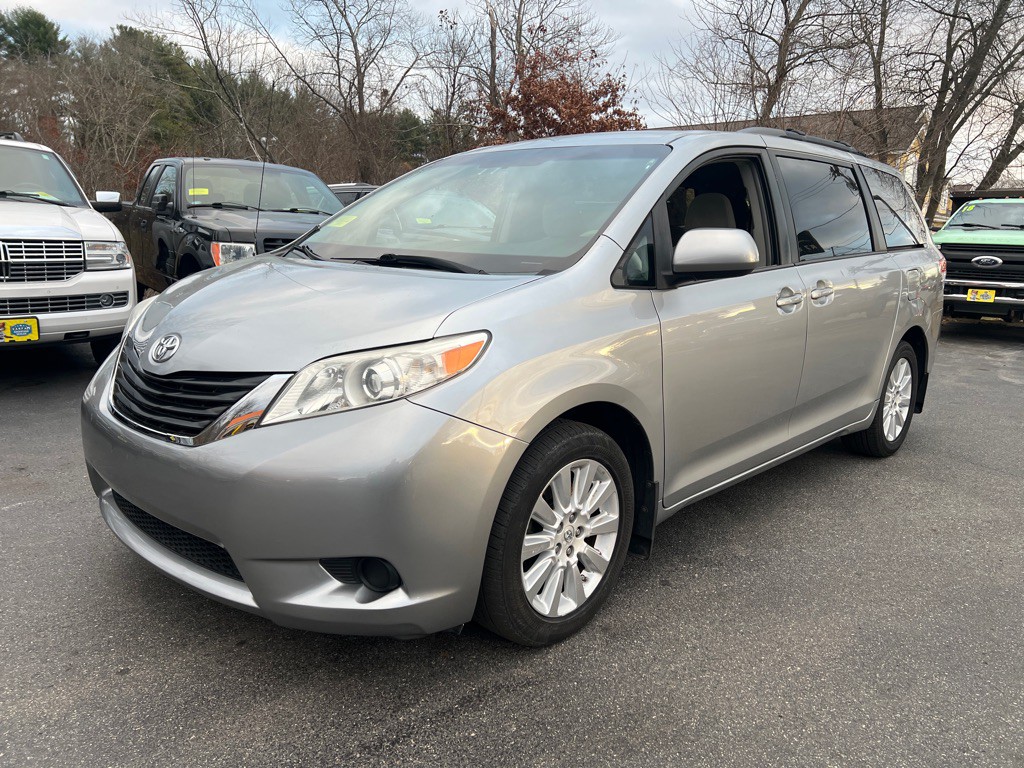2013 Toyota Sienna Image 1