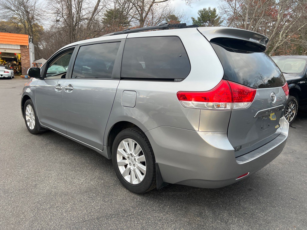 2013 Toyota Sienna Image 3
