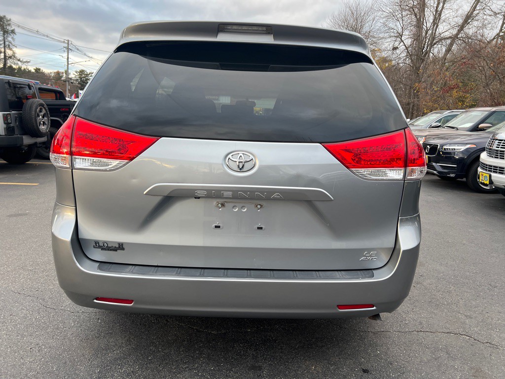 2013 Toyota Sienna Image 4