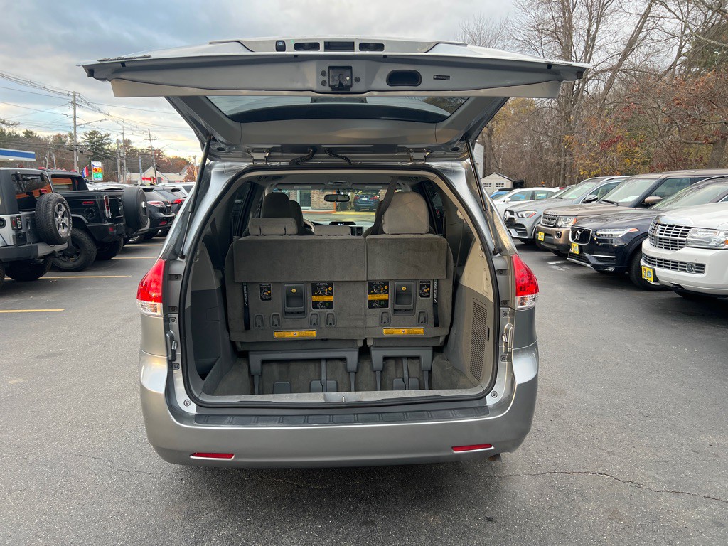 2013 Toyota Sienna Image 5