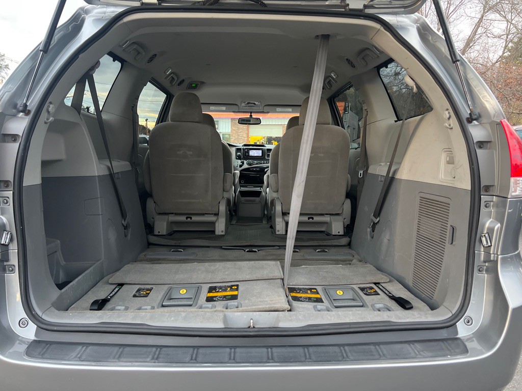 2013 Toyota Sienna Image 6