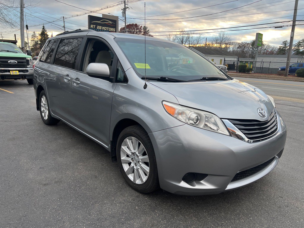 2013 Toyota Sienna Image 7